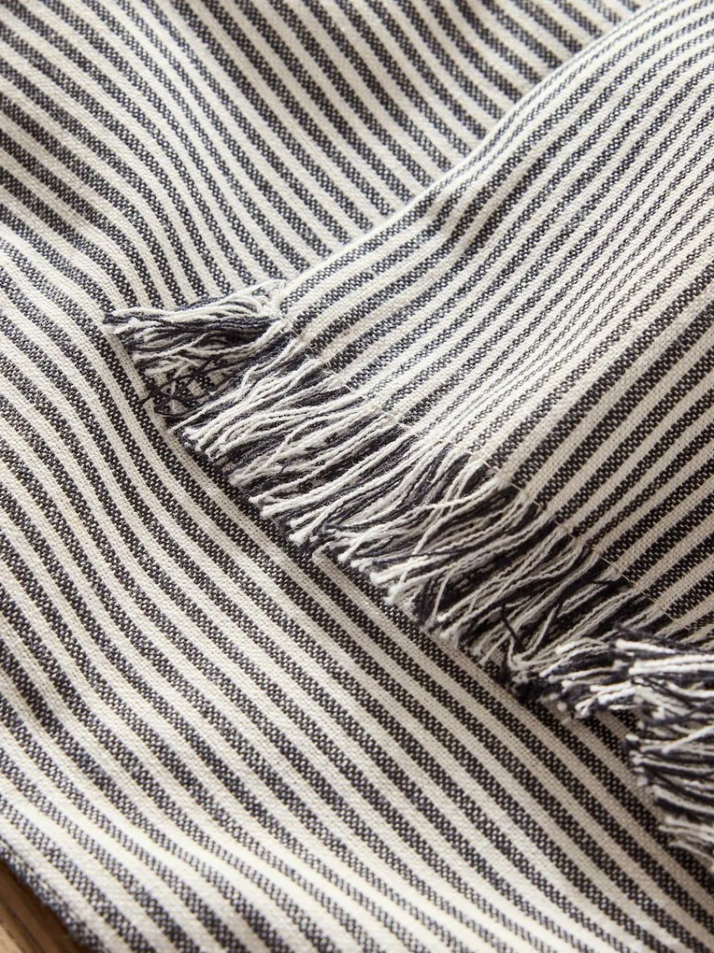 Online Next Bronx Kitchen Table Runner Black/White