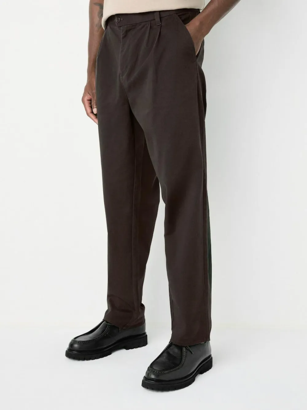 Outlet Next Relaxed Tapered Fit Twin Pleated Stretch Chinos Trousers Brown