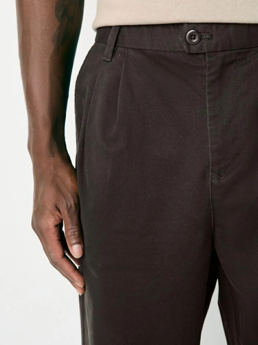 Outlet Next Relaxed Tapered Fit Twin Pleated Stretch Chinos Trousers Brown