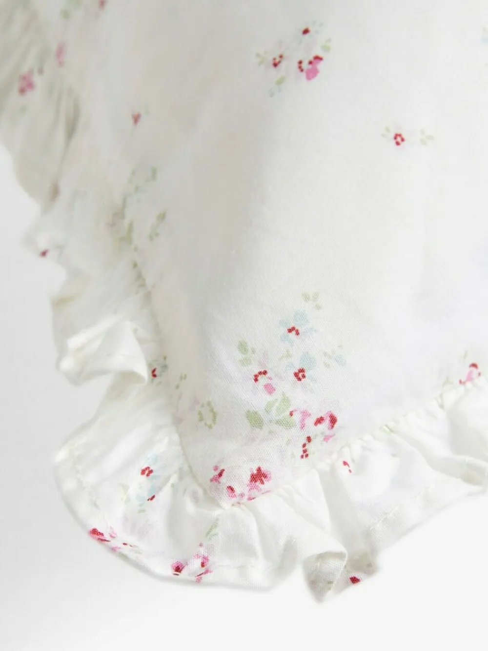 Shabby Chic by Rachel Ashwell® Rosabelle Petite Ruffle 200 Thread Count Pillowcase Set of 2^ Bedsheets & Pillow Cases