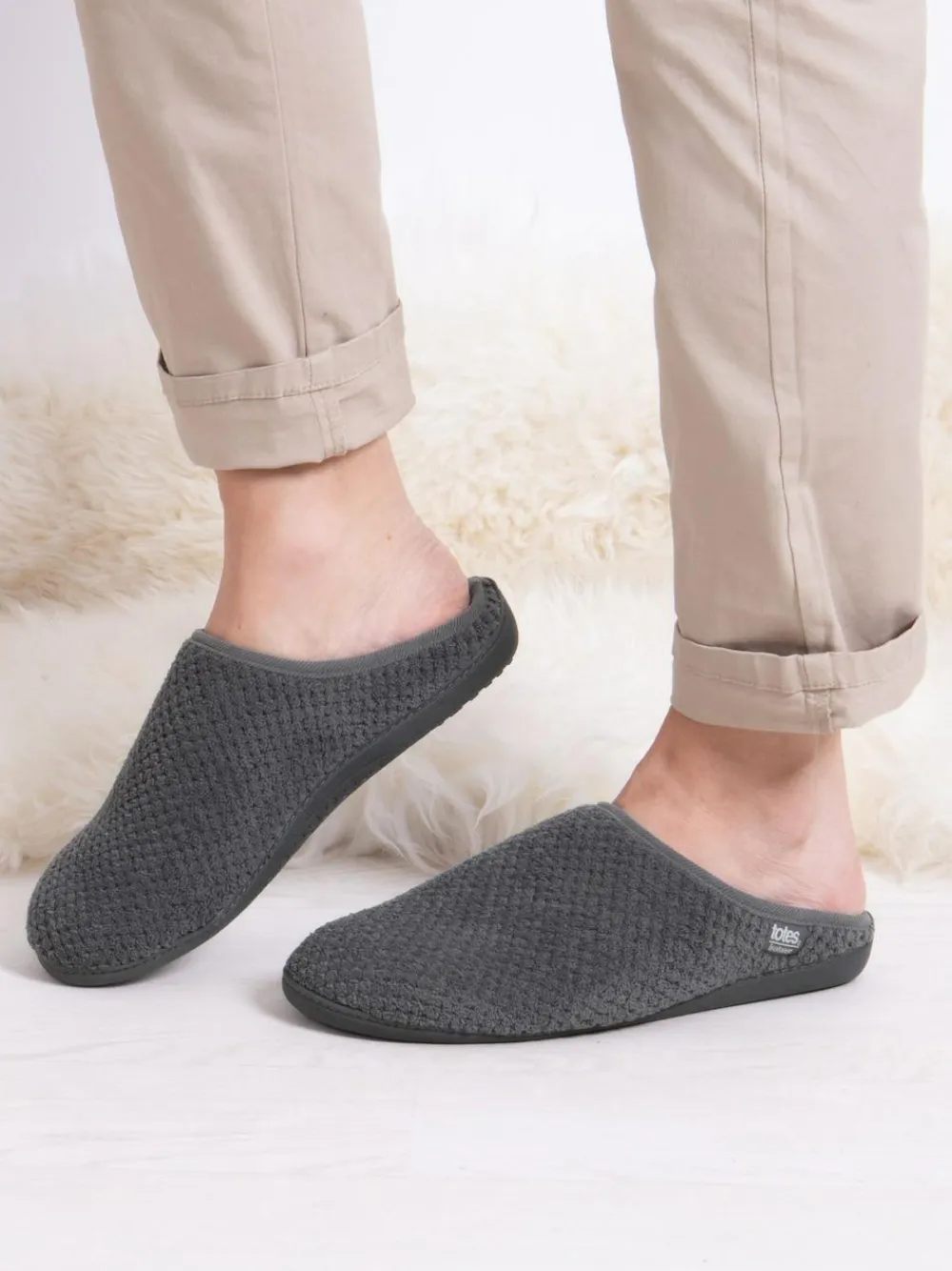 Totes Mens Isotoner Swept Back Popcorn Mule Slippers Grey